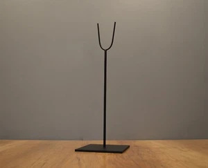 Soporte de exhibición de metal estilo "V" de 25" de alto para máscaras tribales y objetos de arte - base de 6x6" - Imagen 1 de 5