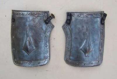 MUY BUENO+ PAR DE TASSETS ALEMANES EN RELIEVE DEL SIGLO XVI, aprox. 1580 Foto 1 de 3