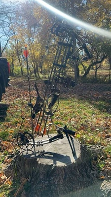 Hoyt VTM 34 Right-Hand Compound Bow - Image 1 of 3