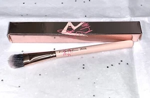 NIB MAC Loves RIRI Duo Fibre ~ Eyeshadow Brush 282 SE ~ Rihanna Hearts LE - Picture 1 of 2