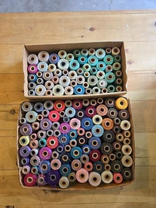Vintage Posten 150+ Spulen Faden Holzspule Hergestellt in den USA Gemischte Marken  - Bild 1 von 17
