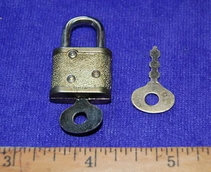 Candado Estilo Candado Miniatura Tono Dorado Cerradura Decorativa Completa con Dos (2) Llaves - Imagen 1 de 2