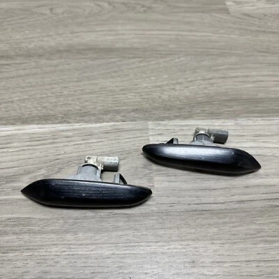 Piscas marcadores laterais (par) pintados de preto fabricante de equipamento original BMW 2007-2013) 128i, 328i e 135i - Imagem 1 de 4