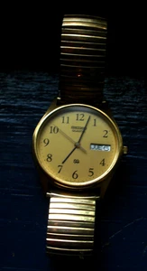 Vintage Seiko Quartz SQ Gold-Tone Watch Day Date 8223-7109 Needs Battery - Picture 1 of 10