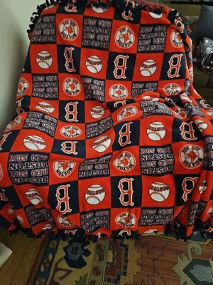 Manta polar hecha a mano con patrón de los Medias Rojas de Boston y almohada a juego Foto 1 de 4