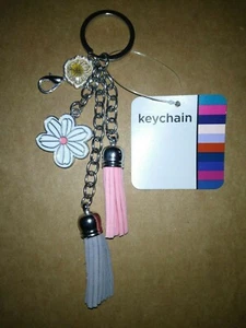 Schlüsselanhänger Kamille Silber 2 Quasten lustige Charms rosa grau 6" 15 cm Neu mit Etikett - Bild 1 von 2