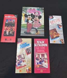 4 guías de recuerdo vintage de Walt Disney World EPCOT Center y Magic Kingdom + - Imagen 1 de 12