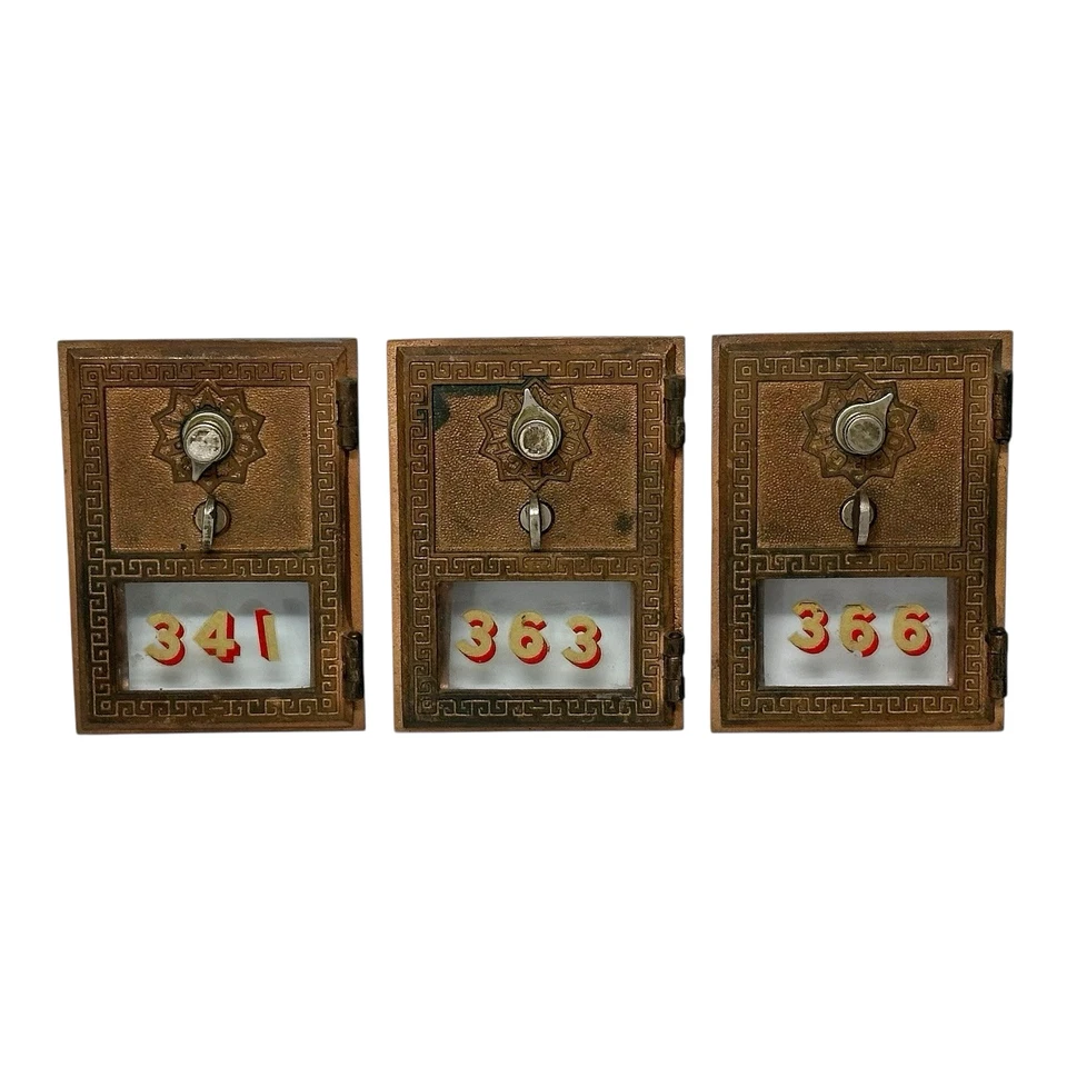PUERTAS DE BUZÓN DE CORREO ANTIGUAS DE LATÓN DE OFICINA DE CORREOS DE EE. UU. - LOTE DE 3 Foto 1 de 4