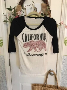Q California Graphic Tshirt With Baseball Sleeves Size Small - Bild 1 von 5