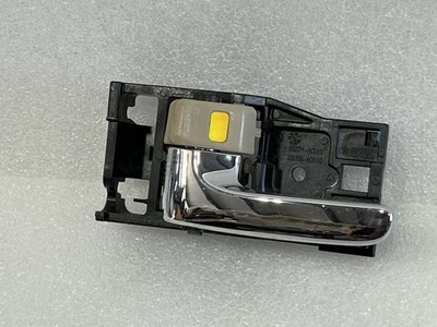 2000 2001 2002 2003 2004 TOYOTA AVALON LEFT FRONT INTERIOR DOOR HANDLE LA01 - Image 1 of 4