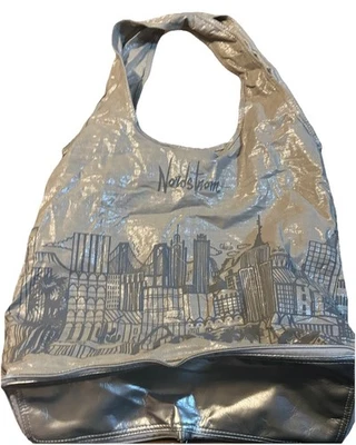 Bolso de Hombro Plegable Reutilizable NORDSTROM Gris Plateado Paisaje Urbano Usado en Excelente Condición RARO Foto 1 de 4