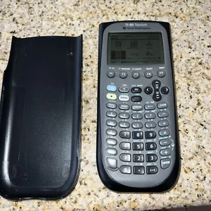 Texas Instruments TI-89 Titan graphischer Taschenrechner mit Deckel (9519)(RK) - Bild 1 von 3