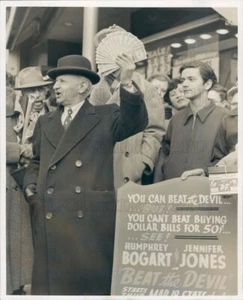 1954 Press Photo Col William Shirley Uses Cash to Promote Movie Beat The Devil - Picture 1 of 2