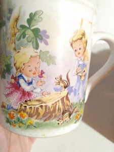 Taza de café vintage de niño y niña cerca del tocón del árbol y la ardilla está visitando, rara  - Imagen 1 de 4