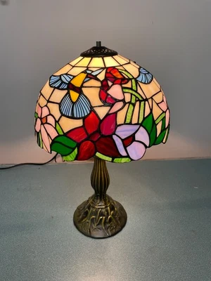 Lámpara de mesa estilo Tiffany - colibríes y flores Foto 1 de 4