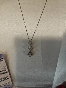 Collar de tres diamantes con oro blanco de 14k 0,47-,49 tcw, claridad I(I), color H-I - Imagen 1 de 8