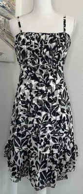 Vestido de seda blanco y negro con volantes florales dobladillo White House Black Market | Talla 8 Foto 1 de 4