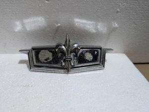 INSIGNIA EMBLEMA CHEVY CAPRICE AÑOS 70 SOBRE PARRILLA USADA - Imagen 1 de 10