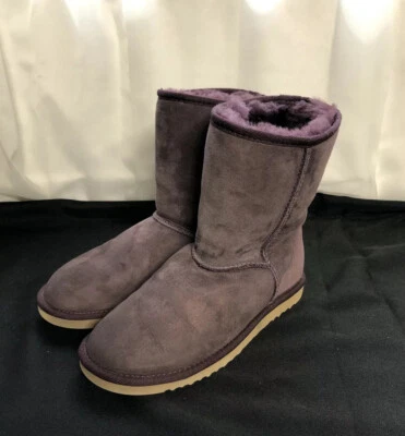 Auténticas botas cortas clásicas de piel de oveja de gamuza púrpura Ugg para mujer talla W6 Foto 1 de 4