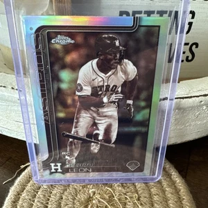 2025 Topps Series 1 Pedro Leon RC Sepia Holo Foil - Picture 1 of 2