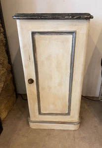 EARLY 20TH CENTURY BEIGE AND GREY PATINATED WOOD TOWEL RAIL WITH SHELF AND DOOR - Picture 1 of 10