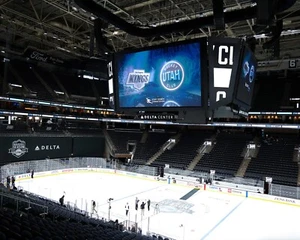 Foto de hockey del estadio de la NHL de la temporada inaugural del Delta Center de Utah Hockey Club - Imagen 1 de 1