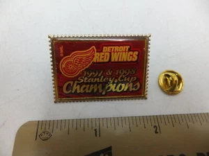 Vintage Wincraft Detroit Red Wings 1997 & 1998 Stanley Cup NHL Hat Lapel Pin - Picture 1 of 4