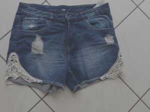 Jeans-Shorts, used-look, mit Häkeleinsatz am Bein, W 32 - Bild 1 von 3