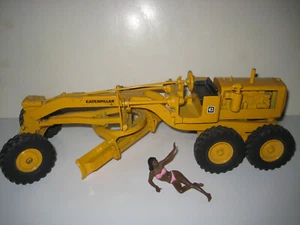CATERPILLAR NO.12 MOTOR GRADER PACMAN LOGO ERTL 1:24 - Picture 1 of 5