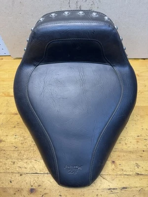 Asiento individual ancho con tachuelas Mustang Harley FLST FXST Softail 2000+ 75225 Foto 1 de 4