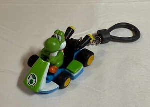 Nintendo Super Mario Kart Mochila Amigos Llavero - Yoshi en Kart Verde - Imagen 1 de 2