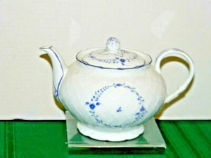 Tetera Bernardaud Limoges Vannerie Hortense diseño y adornos azules - Imagen 1 de 3
