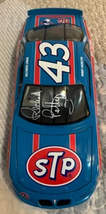 Coche de carreras American Muscle Die Cast autografiado por Richard Petty 1:18 1996 con certificado de autenticidad - Imagen 1 de 1