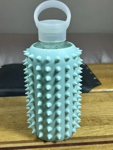 bkr Borchie 500 Ml 16 Oz Bottiglia Acqua Vetro Manicotto Silicone - Foto 1 di 6