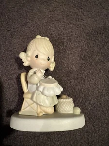 Precious Moments "Mother Sew Dear". Estatuilla de porcelana. En caja original - Imagen 1 de 11