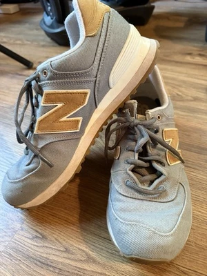 Zapatilla deportiva New Balance 574 gris de lona/cuero bronceado para mujer talla 9,5 WL574CDC Foto 1 de 4