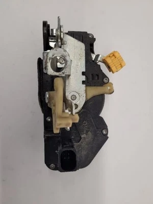 2009 09 GMC SIERRA 2500 RIGHT RH FRONT PASSENGER DOOR LATCH - Image 1 of 4