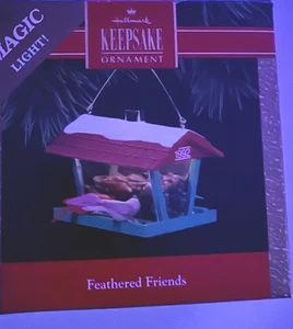 1992 Hallmark beleuchtetes Ornament Feathered Friends Magic Light Vogelfutterhaus - Bild 1 von 2