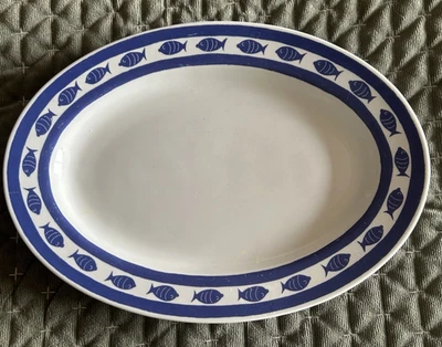 Plato blanco vintage de 12" con borde azul para nadar peces Foto 1 de 4