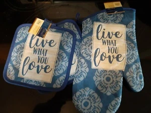Nuevo 3 piezas Juego de 2 soportes de bolsillo y horno Mitt ""Vive lo que amas"" azul y blanco - Imagen 1 de 4