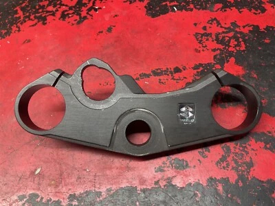 Braçadeira de garfo superior tripla árvore Suzuki GSXR1000 GSXR 1000 07 08 2007 2008 FABRICANTE DE EQUIPAMENTO ORIGINAL - Imagem 1 de 4