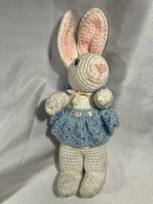 Muñeca conejo de ganchillo vintage hecha a mano Foto 1 de 2