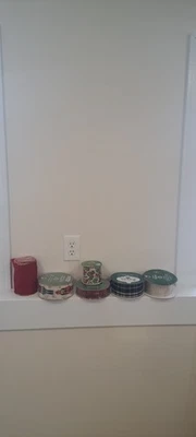 Bundle Of  6 Spools Victorian Traditional Christmas Ribbon - Image 1 of 4