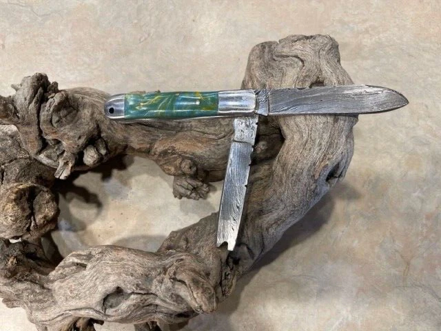 NAVAJA DE BOLSILLO PLEGABLE DE DOBLE HOJA DAMASCO HECHA A MANO - SIN BLOQUEO Cerámica verde Foto 1 de 4