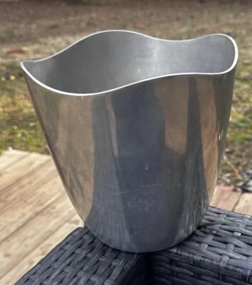 Jarrón de aluminio Pottery Barn 8” plateado moderno multiusos enfriador de vino cubo de basura Foto 1 de 4