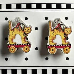 2 Daisy Kingdom Novelty Cat Buttons on Original Button Card New ME678 VTG’90 A+ - Picture 1 of 8