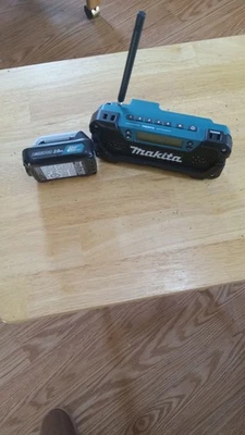 new makita 12 volt cordless radio  rm02 and battery - Image 1 of 4