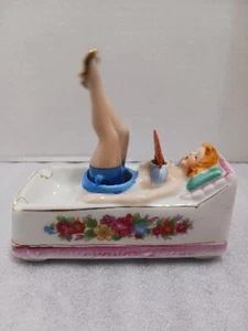CENICERO ARRIESGADO NODDER RUBIA DAMA BAÑO PORCELANA VINTAGE  - Imagen 1 de 8