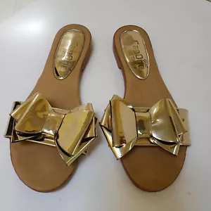 Sandalias con arco CapOne Girl Elena ~ talla 38 UE, 7 EE. UU. ~ de oro metálico ~ hechas en Turquía - Imagen 1 de 6