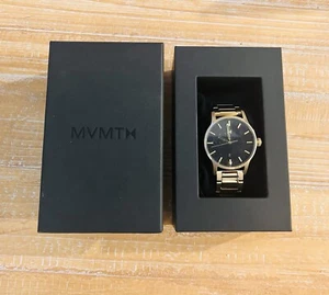 MVMT Classic II Oro León | Reloj Hombre 44MM | Nuevo Con Etiquetas (NUEVO CON ETIQUETAS) - Envío Gratis - Imagen 1 de 7